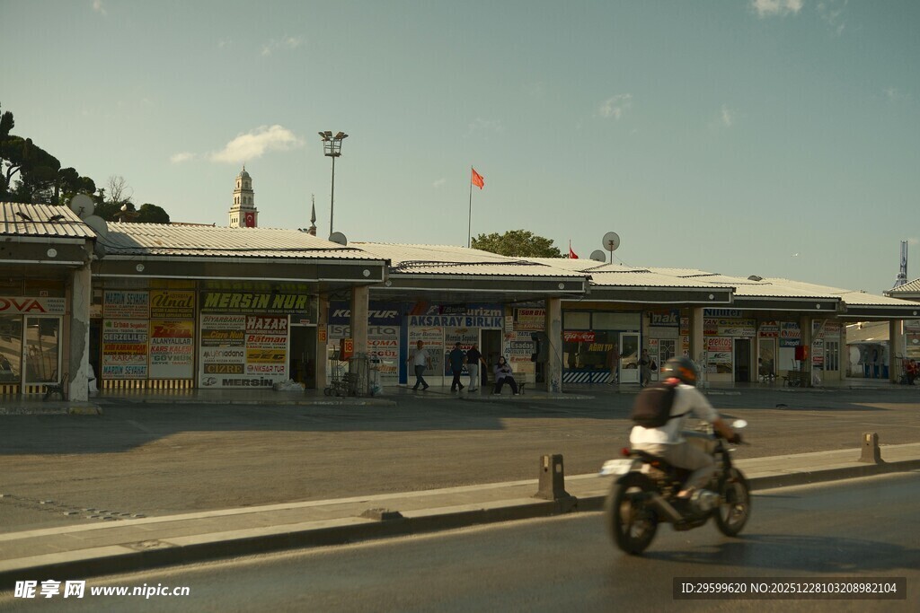 街道上骑摩托车的人物景象