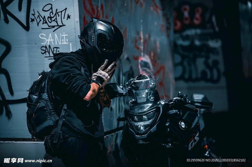 街头酷帅黑衣装扮者