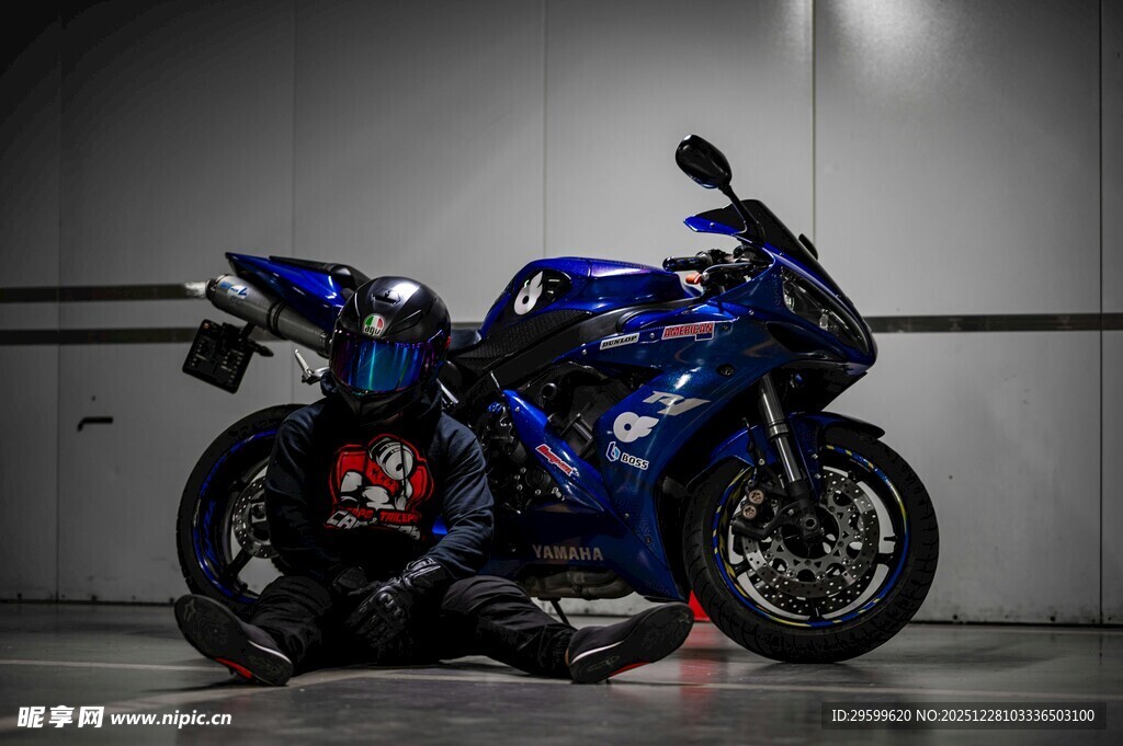 蓝色炫酷摩托车与骑士装备