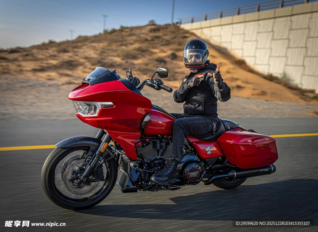 红色摩托车骑士帅气亮相