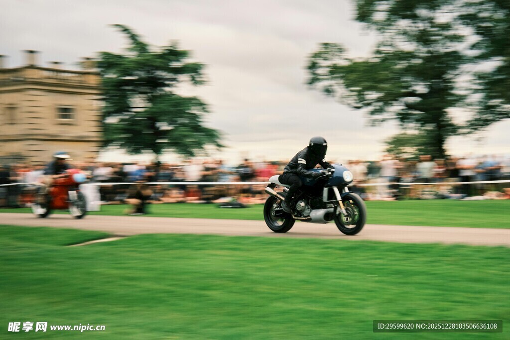 摩托车手赛场精彩飞跃