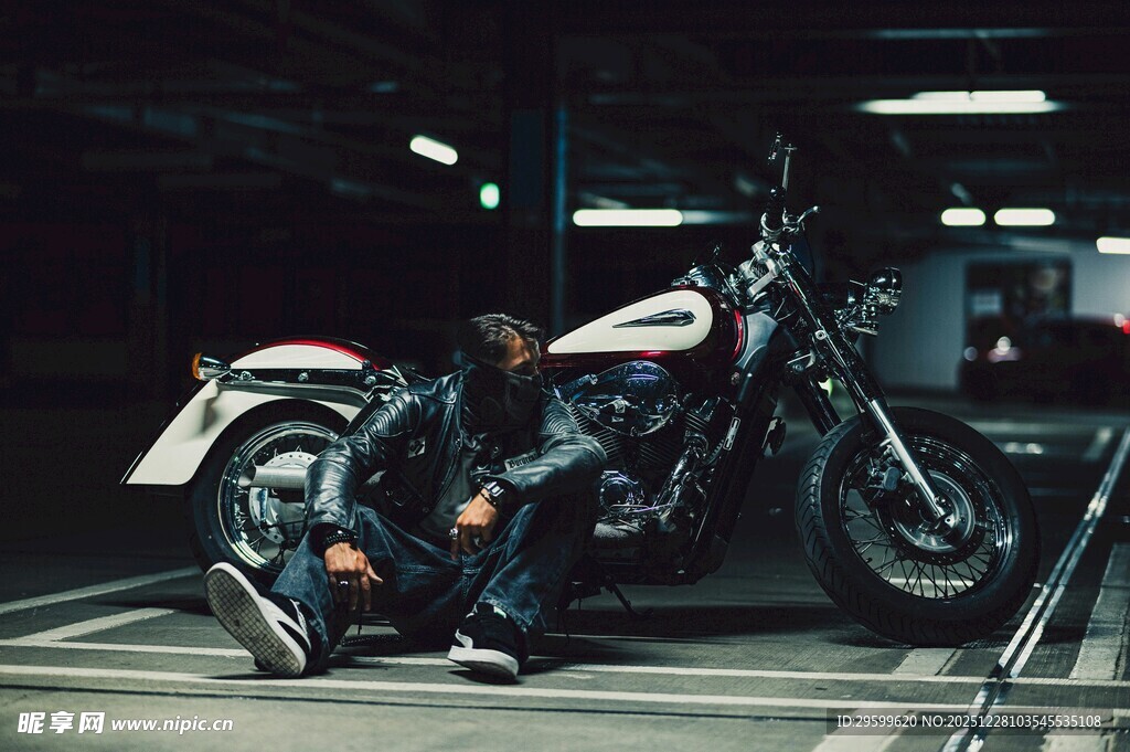男子与酷炫摩托车的瞬间