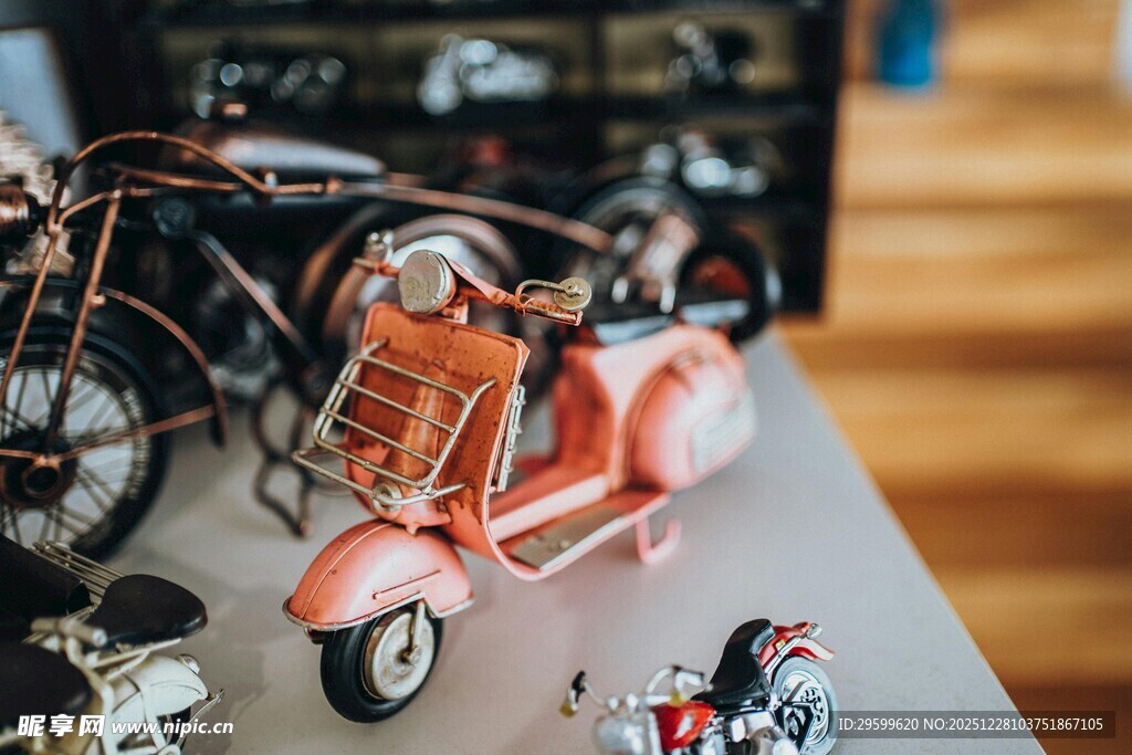 复古粉色摩托模型展示
