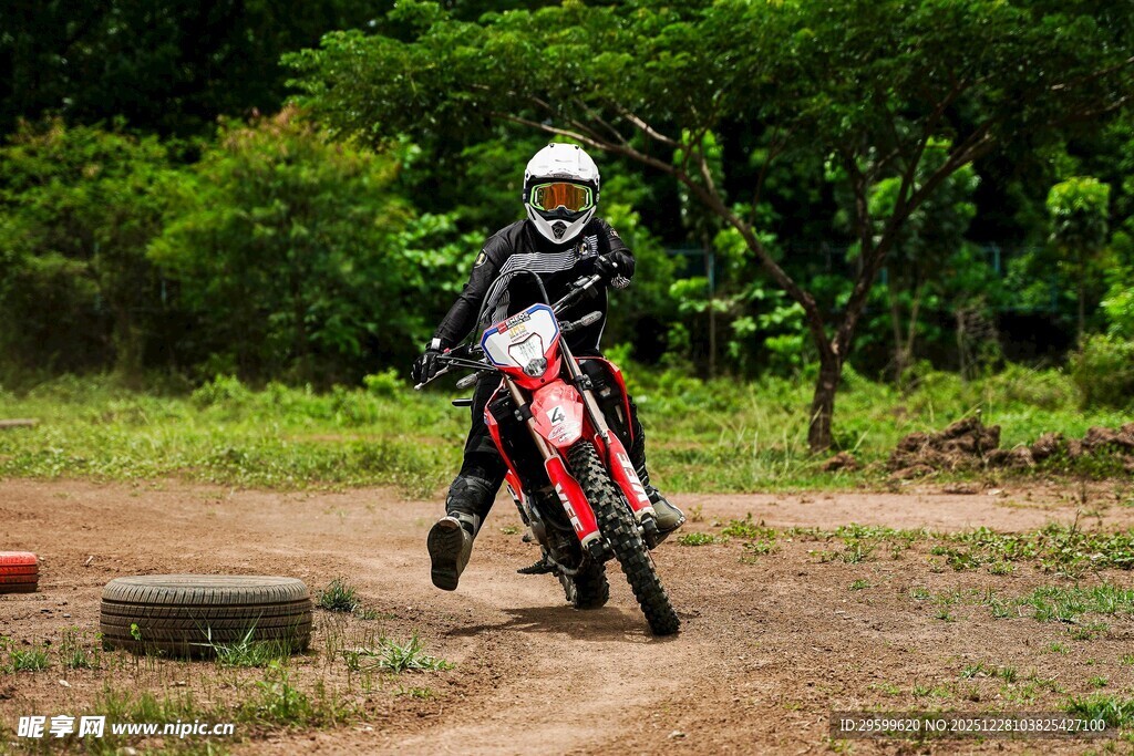 越野摩托骑手驰骋乡间