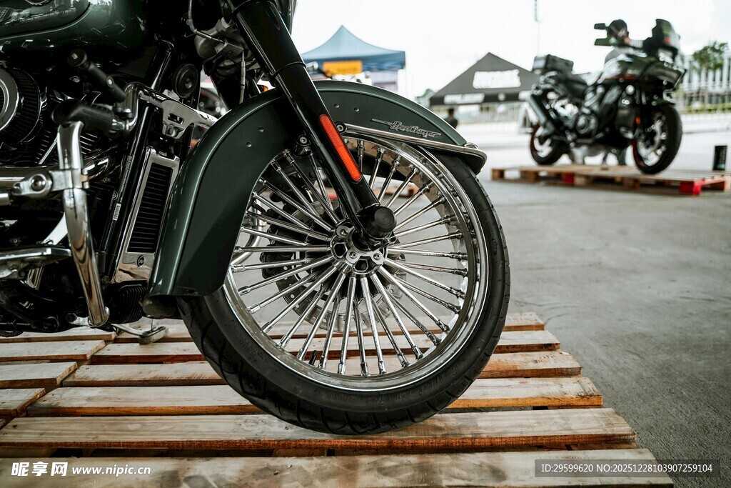 复古摩托车前轮特写