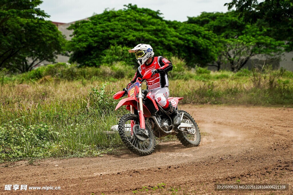 越野摩托骑手驰骋乡间