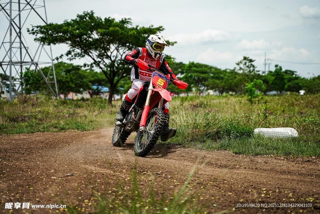 越野摩托骑手驰骋荒野