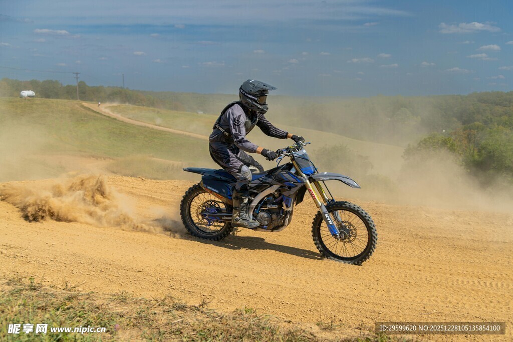 越野摩托驰骋于黄土赛道