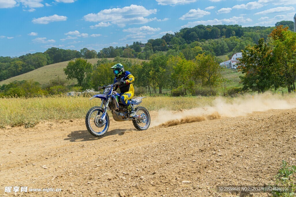 越野摩托骑手驰骋乡村道