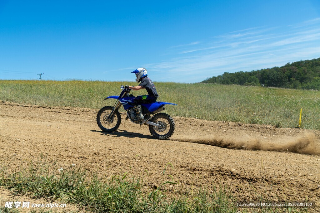 越野摩托驰骋于田野间