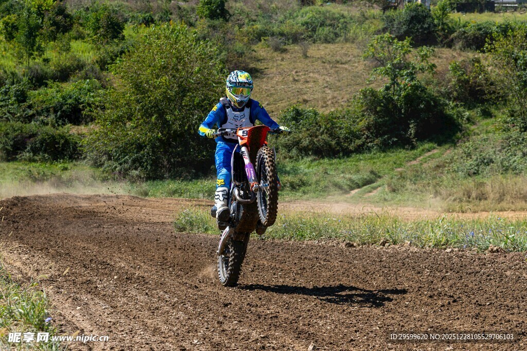 越野摩托骑手驰骋乡间