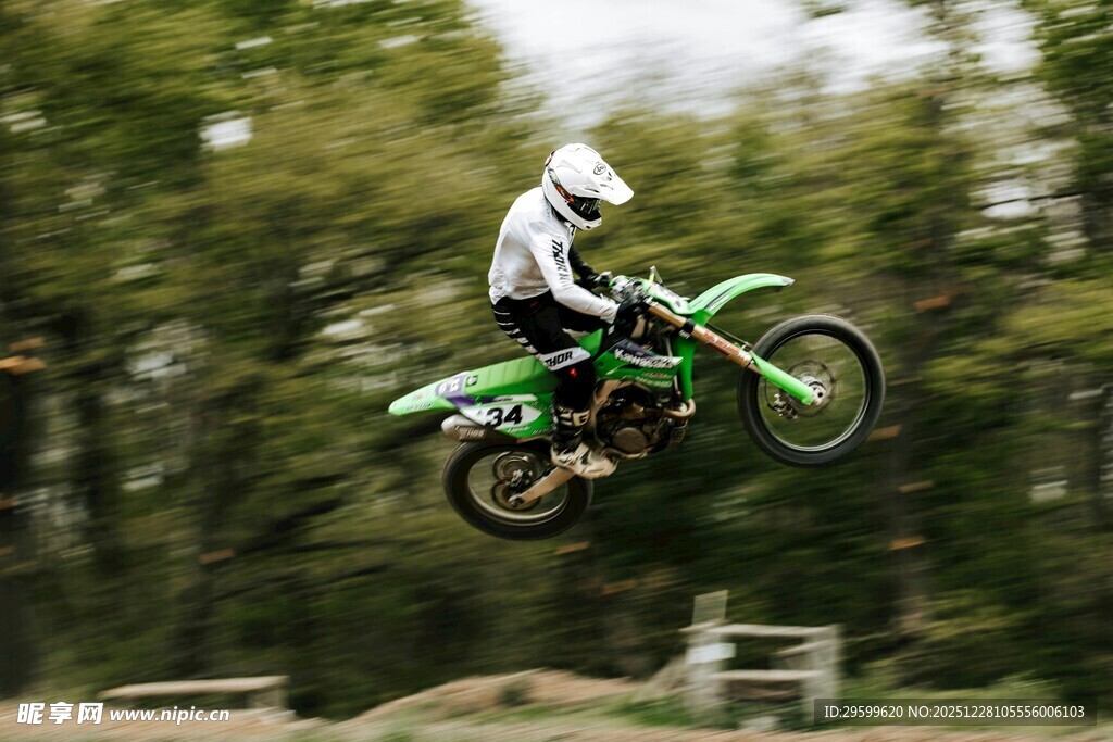 摩托骑手空中飞跃瞬间