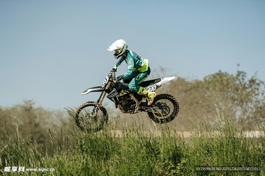 摩托骑手空中飞跃瞬间