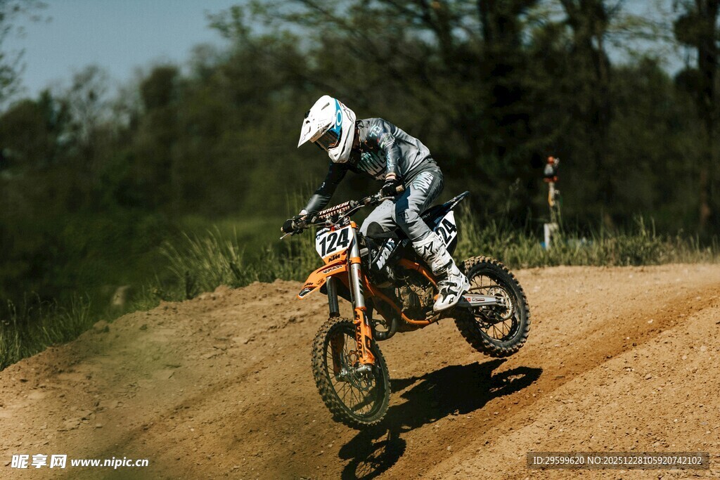 越野摩托骑手驰骋赛道