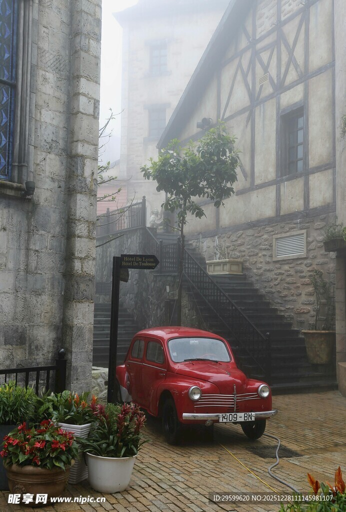雾中街巷的红色复古小车