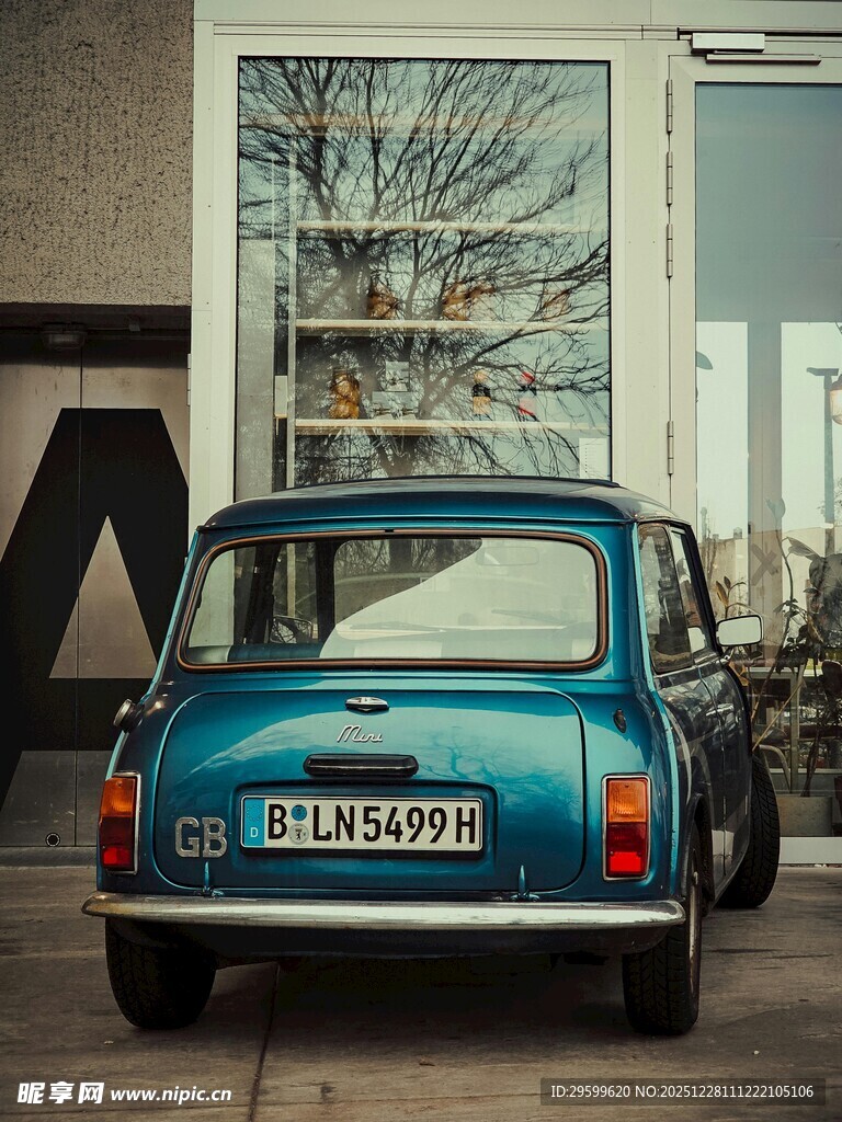 复古蓝色小车停于建筑前