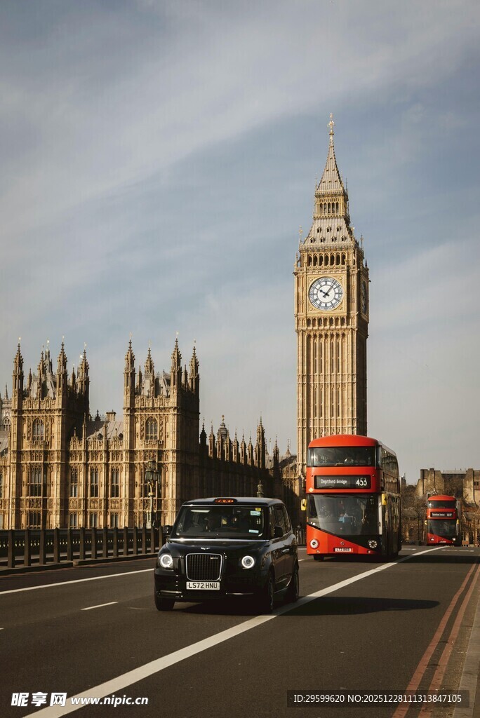 伦敦街头的古老钟楼景观