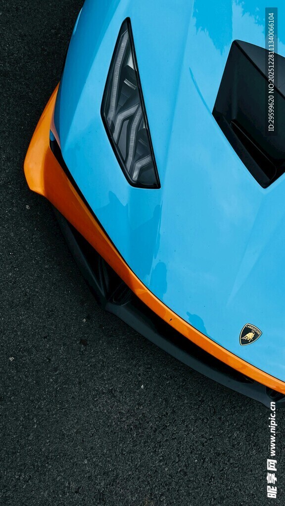 蓝色跑车局部特写