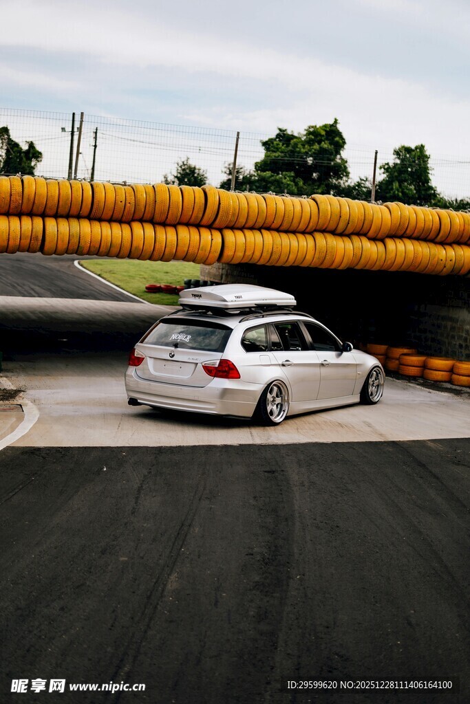 赛道上的白色轿车