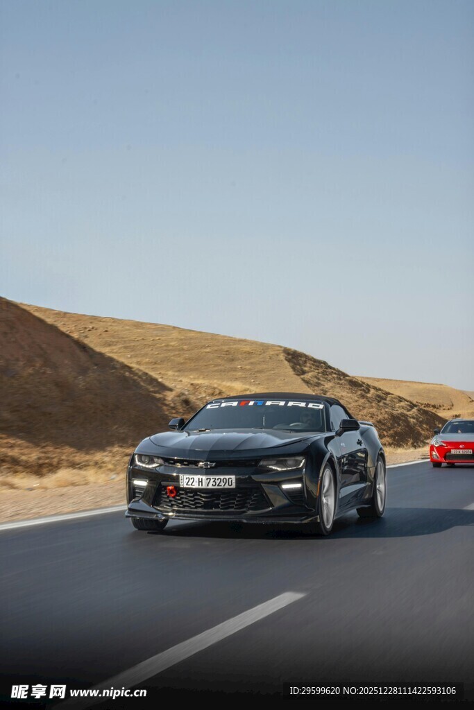 公路上行驶的酷炫轿车