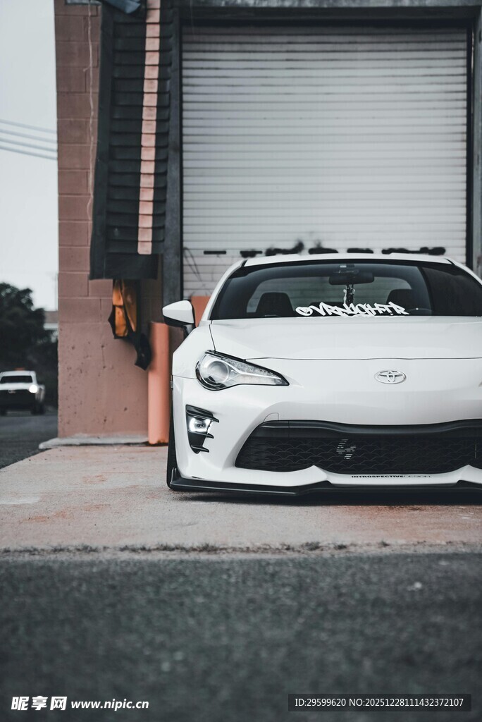 白色跑车停于车库门前