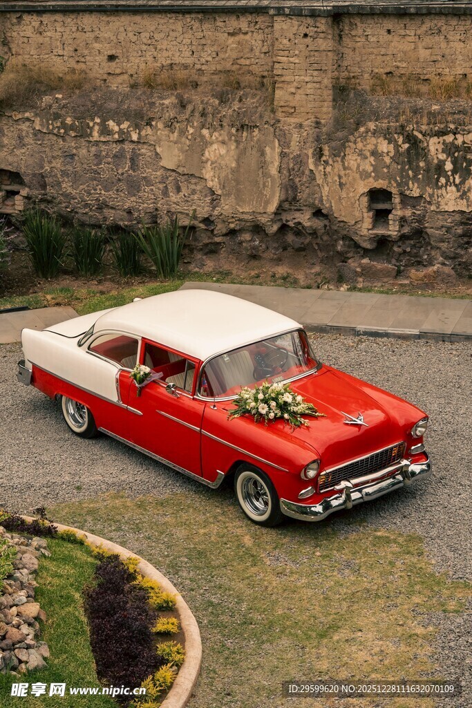 复古红色婚车停于庭院