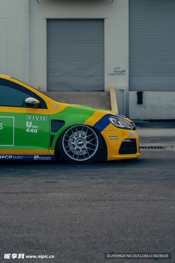 炫酷多彩赛车停于路面