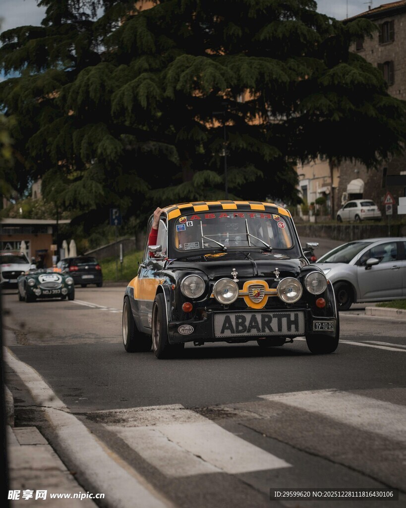 复古赛车街头行驶