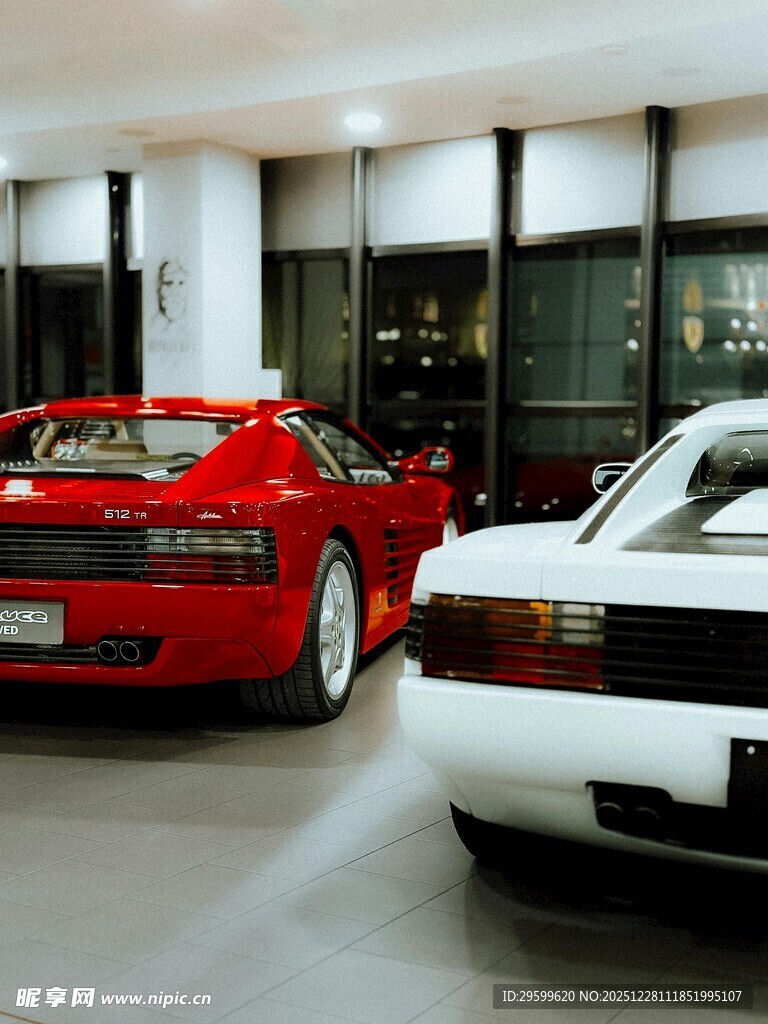 室内停放的两辆酷炫跑车