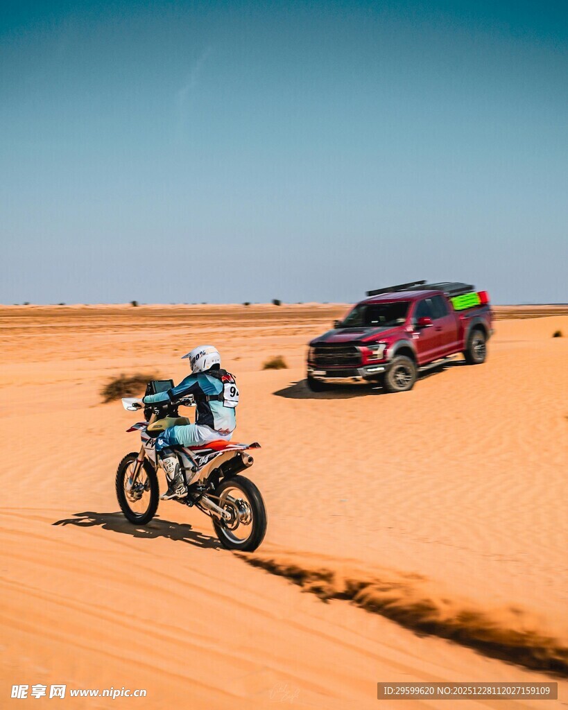 沙漠中摩托车与越野车竞速