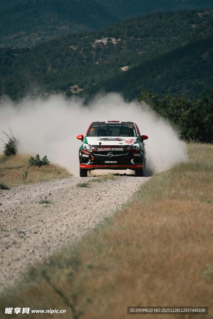 越野赛车驰骋于山间小道