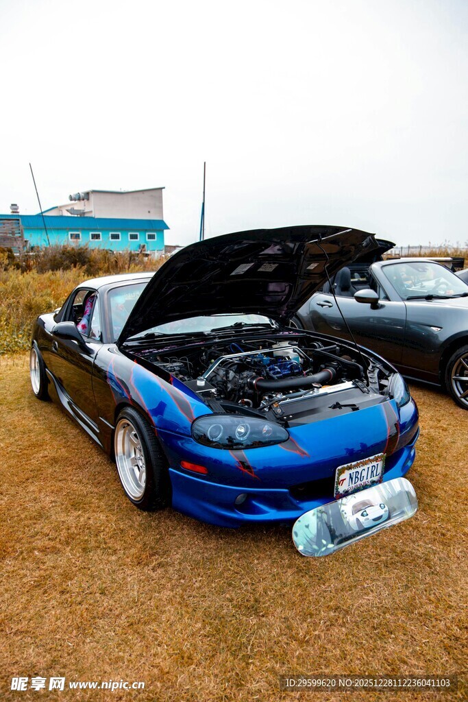 蓝色敞篷改装车展示风采