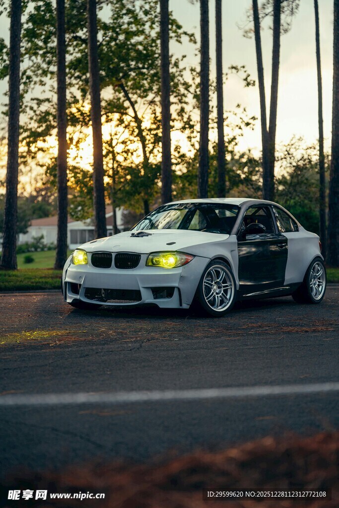 炫酷改装宝马在路上