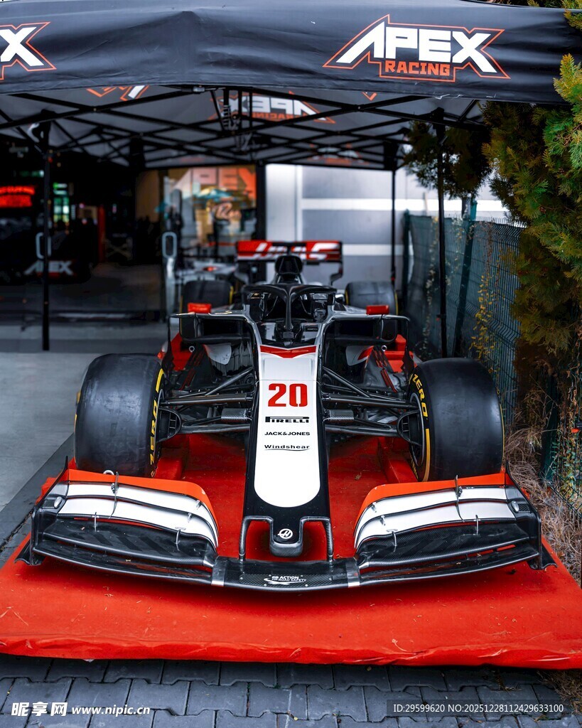 炫酷赛车展示于展篷之下