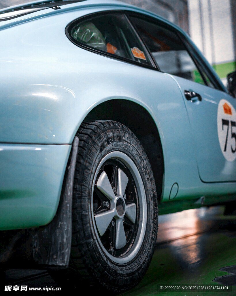 复古浅蓝色赛车特写