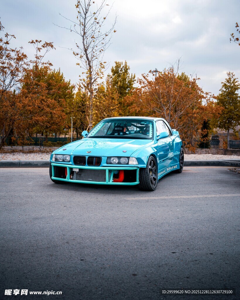 蓝色复古宝马汽车在路上