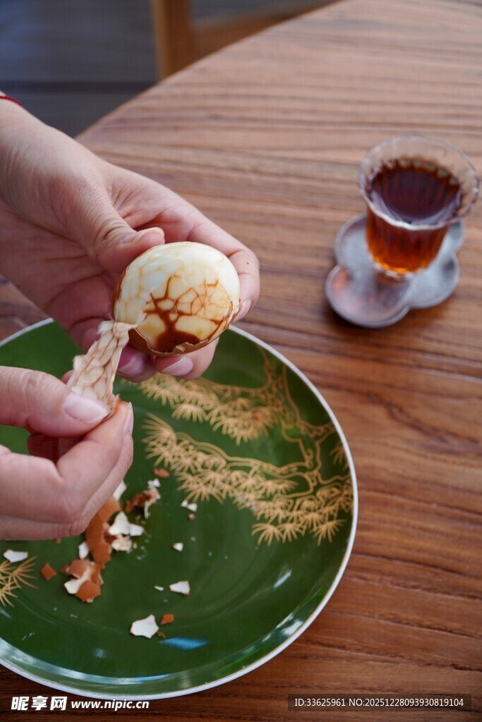 手拿茶叶蛋配茶饮的场景