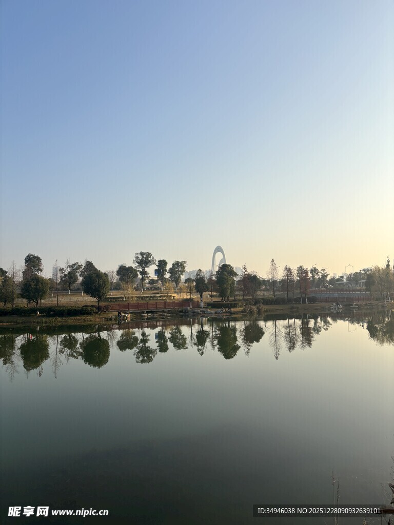 湖畔晨光倒影美景如画