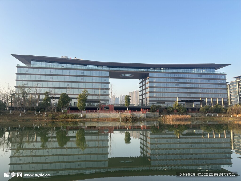 现代建筑临水而立景观美