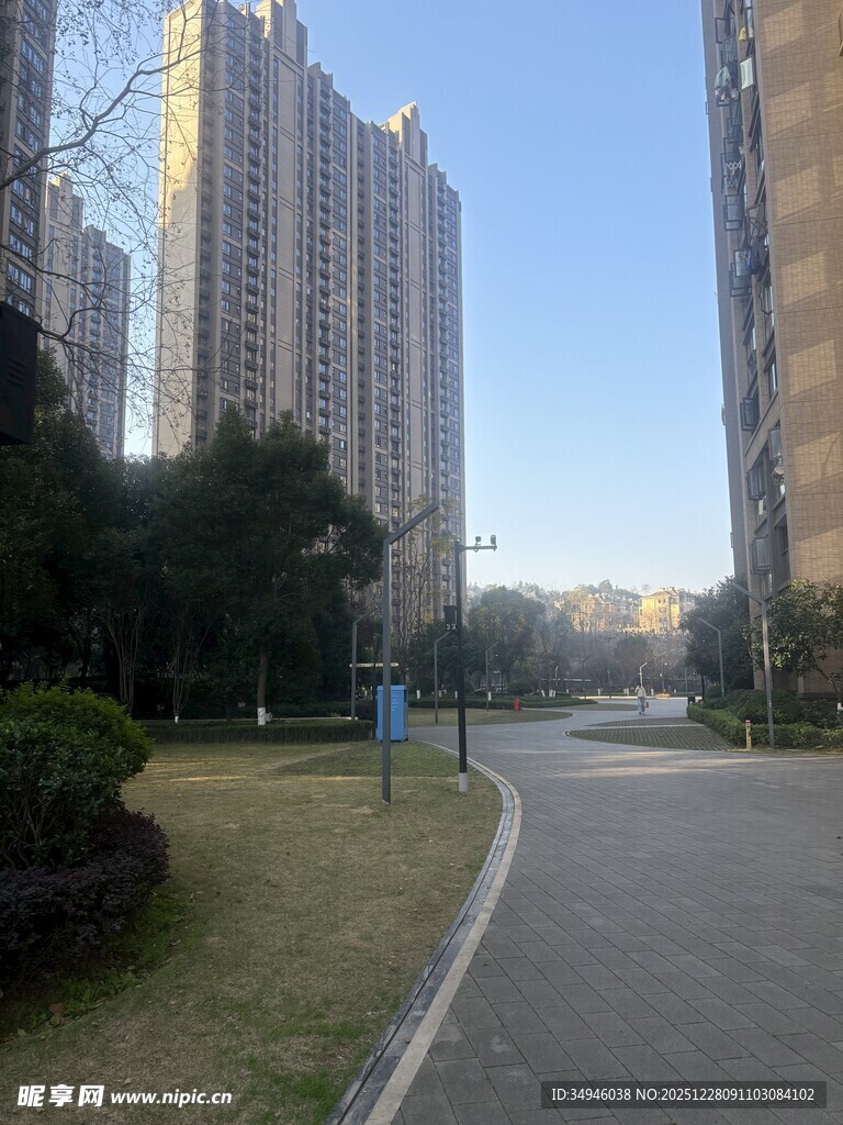 城市中的宽阔道路与高楼