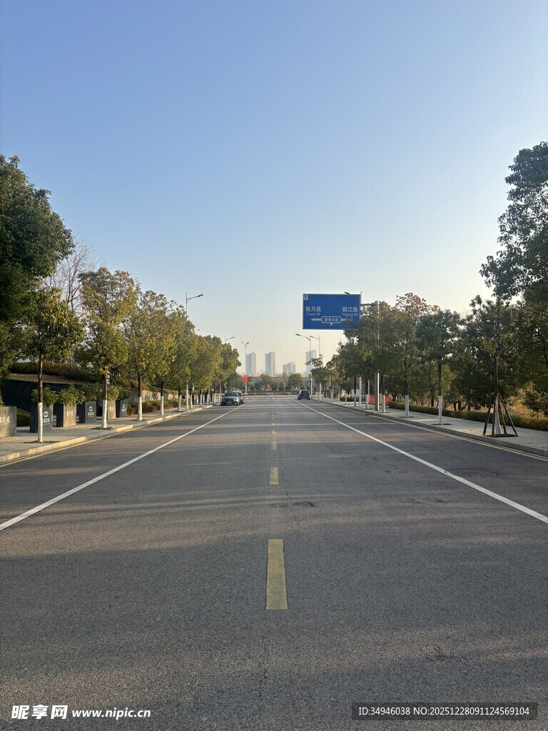 宽阔公路延伸向远方