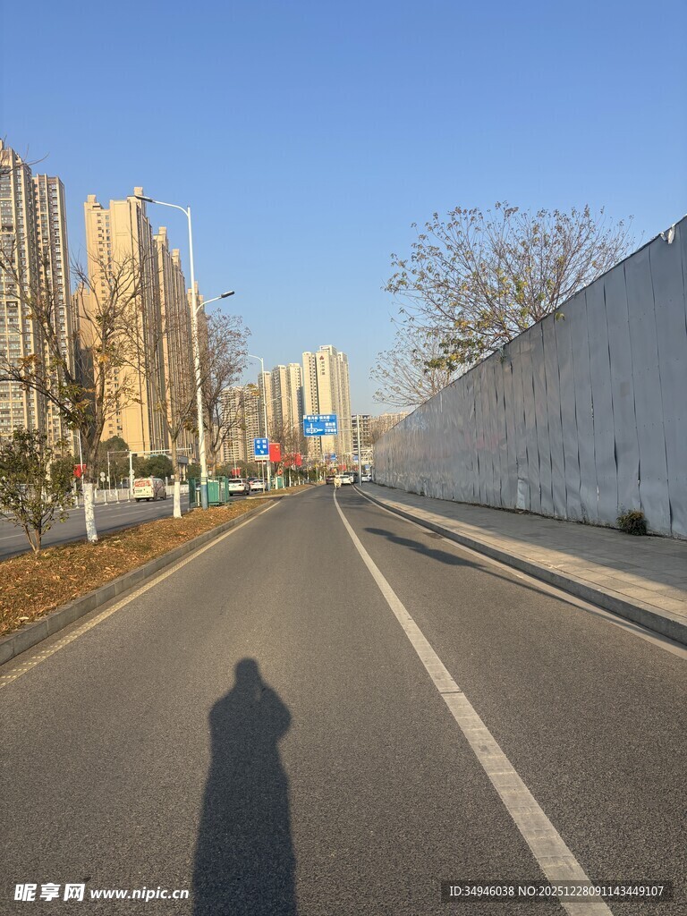 道路上的人影与城市风景