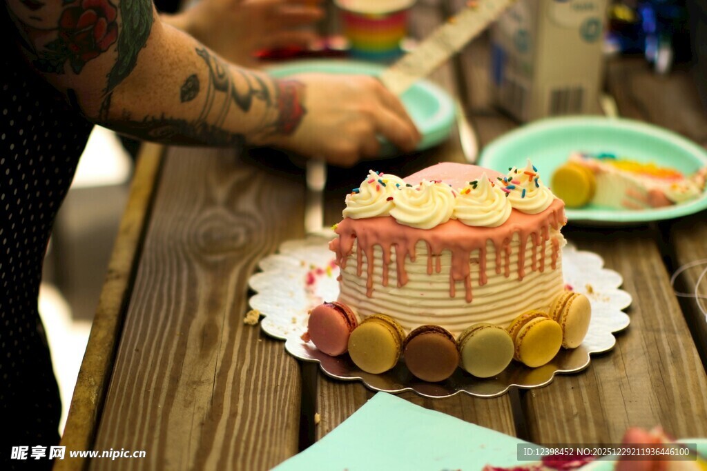 生日派对上的精美水果蛋糕