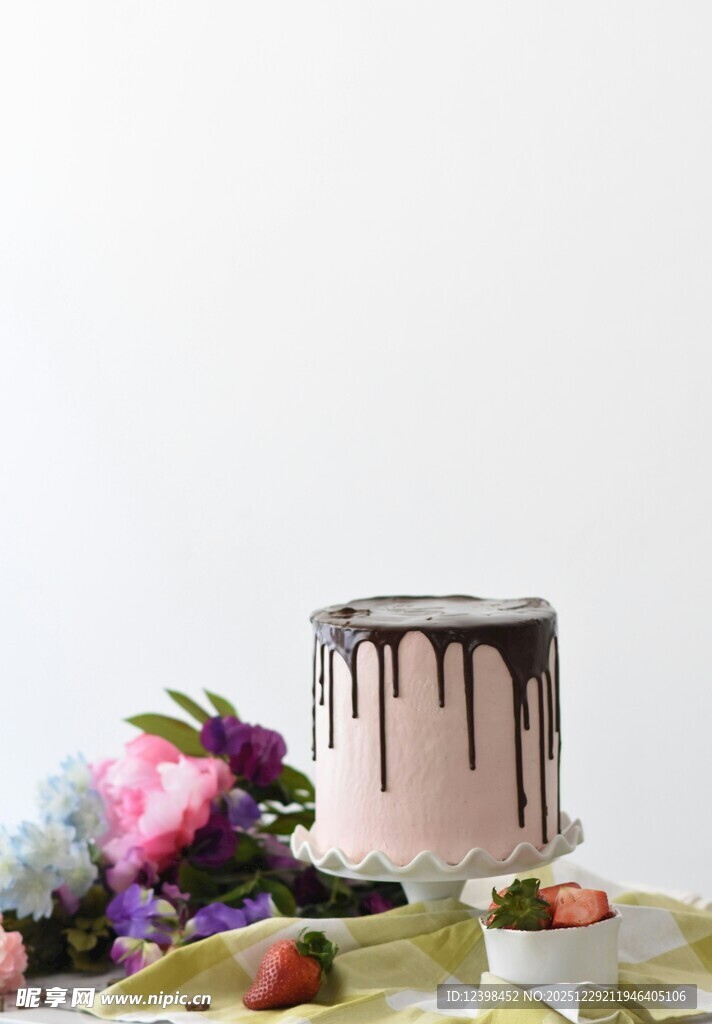 巧克力淋面蛋糕与鲜花