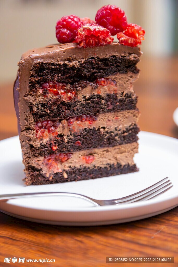 美味多层巧克力树莓蛋糕