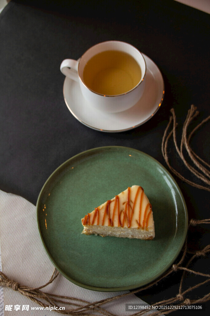 茶与芝士蛋糕的惬意时光