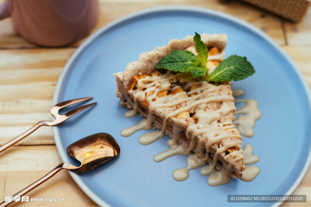 美味坚果派配薄荷点缀