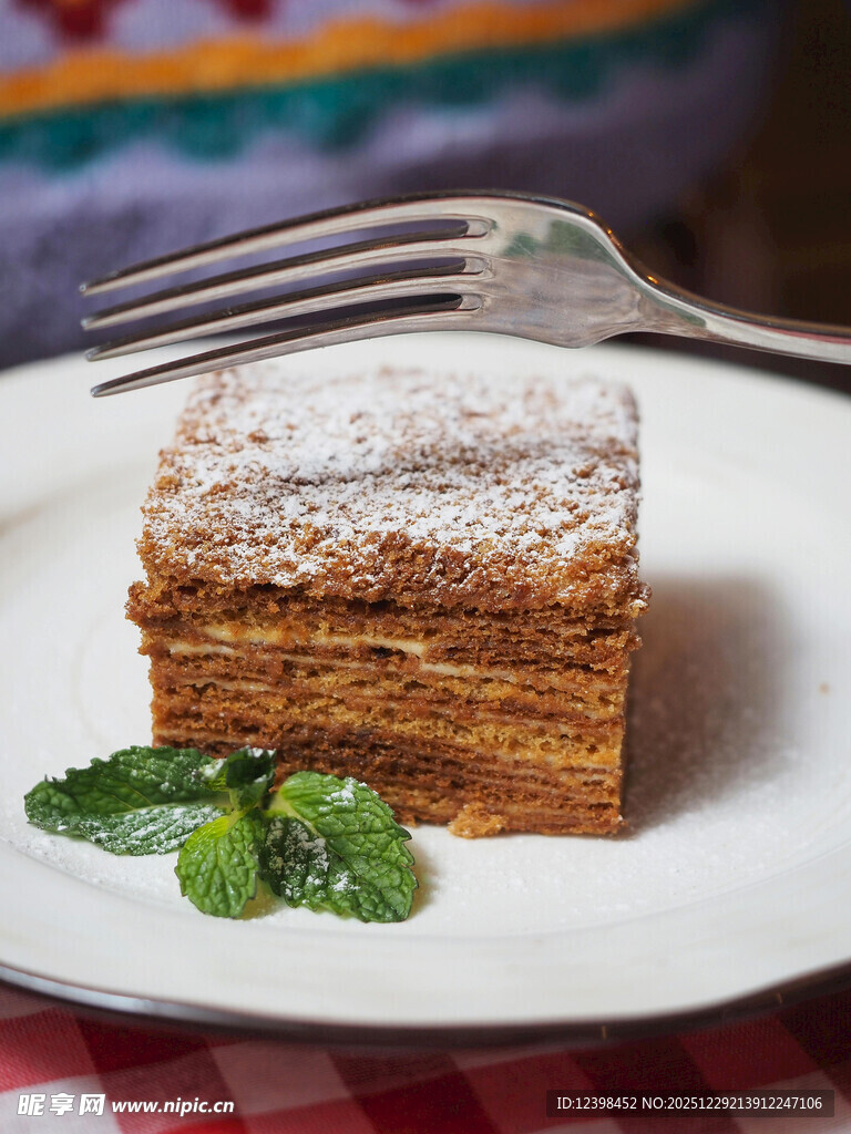 美味千层蛋糕配薄荷叶