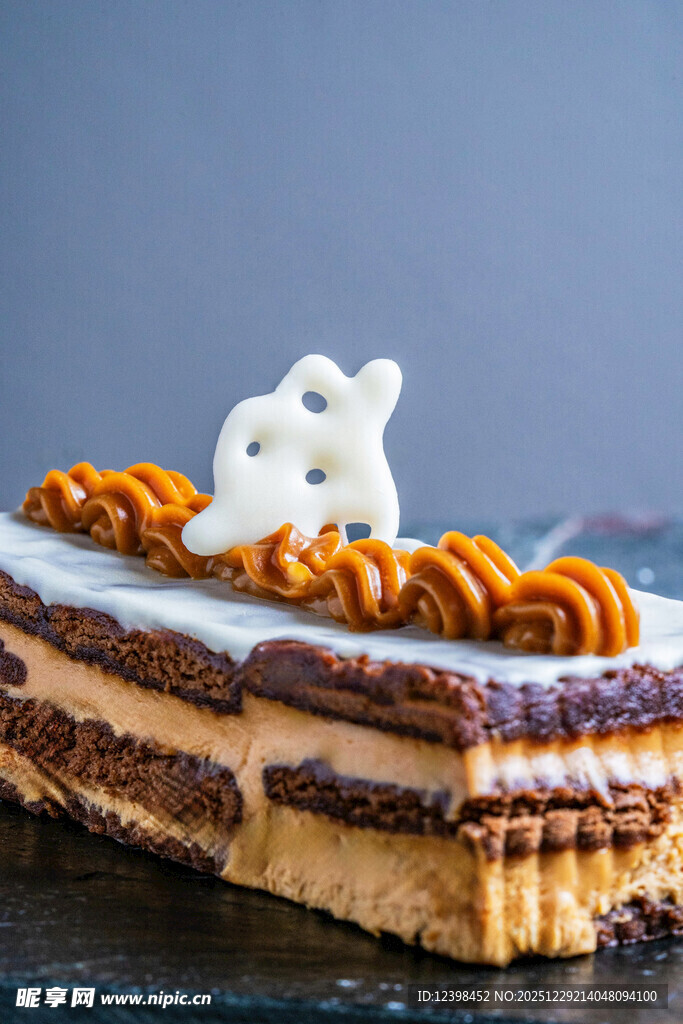 可爱猫咪造型装饰美味蛋糕