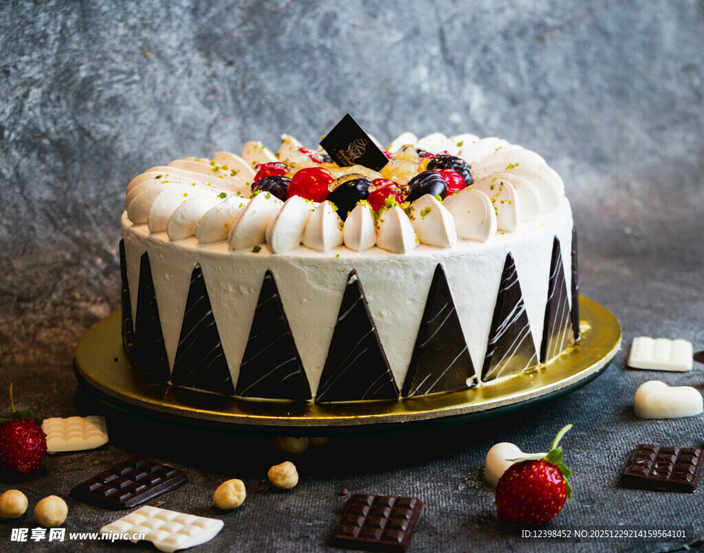 美味水果装饰的精致蛋糕